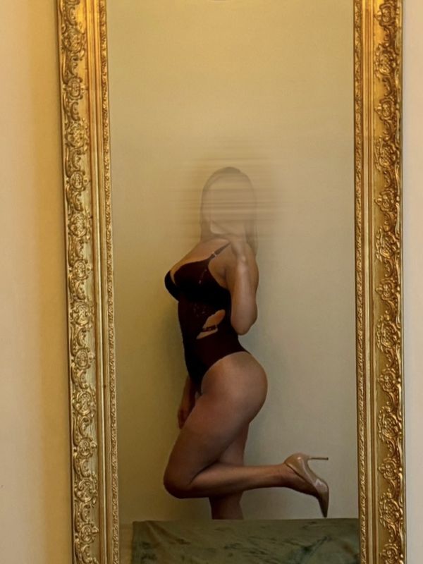 Léane, massage érotique à Paris photo masseuse naturiste 4